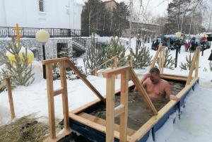 Настоятель Свято-Лукинского храма и врачи Сургутской травмбольницы дали югорчанам советы по поводу крещенских купаний