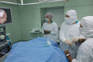 Медицинский блокбастер: нейрохирурги трёх больниц в сложных обстоятельствах спасали пациента из Нягани 