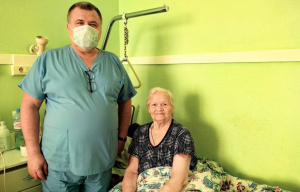 «Будто кто-то толкнул!» С переломом шейки бедра в Сургутскую травмбольницу попала 94-летняя участница Великой Отечественной войны