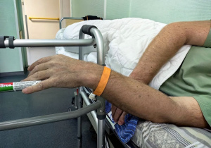Пациенты с оранжевыми браслетами. На основе международных стандартов в Сургутской травмбольнице реализуют мероприятия по профилактике падений
