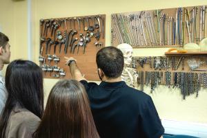 Безвозмездно и взаимовыгодно. Сургутская травмбольница заключила соглашения о сотрудничестве со школами, где организованы медицинские классы