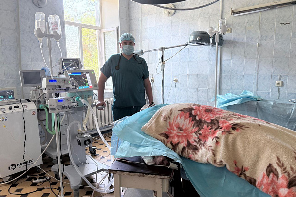 Экстренный режим, экстремальные условия. Врач Сургутской травмбольницы помогает обеспечивать доступность медицинской помощи жителям Макеевки