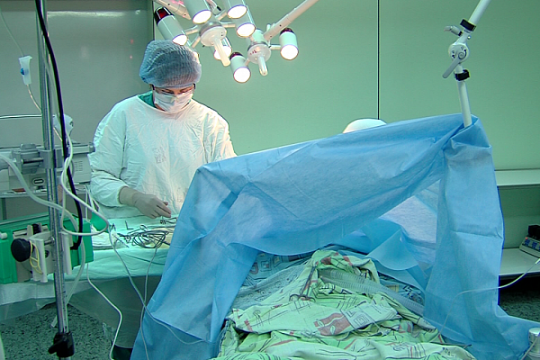 В операционной с врачами работают сестры, чья работа, на первый взгляд, незаметная. Одна из них - Ирина Кичигина. На ее счету - не меньше пяти тысяч вмешательств...