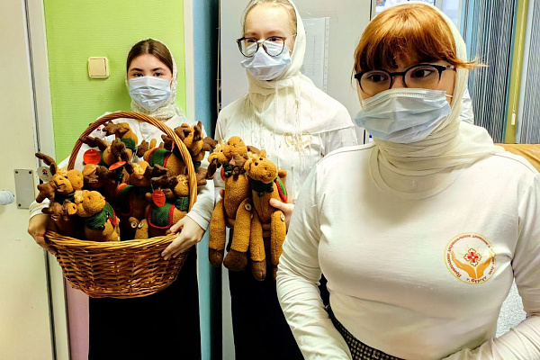 Митрополит Ханты-Мансийский и Сургутский Павел поздравил с Рождеством пациентов и коллектив детских отделений Сургутской травмбольницы