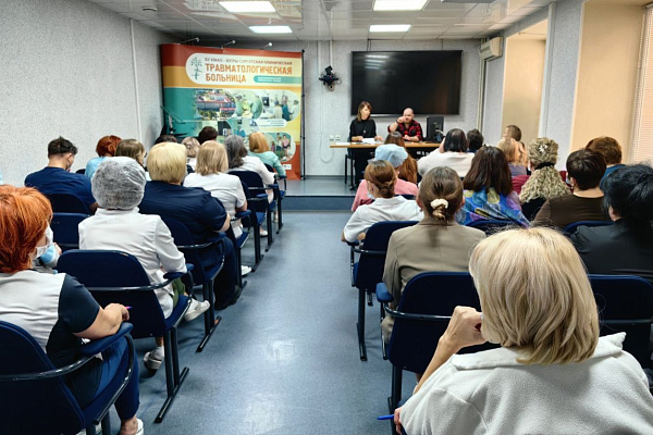 Как избежать профвыгорания и конфликтов на работе? В Сургутской травмбольнице прошла встреча коллектива с медицинскими психологами