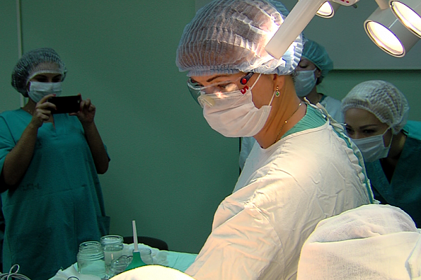 В операционной с врачами работают сестры, чья работа, на первый взгляд, незаметная. Одна из них - Ирина Кичигина. На ее счету - не меньше пяти тысяч вмешательств...