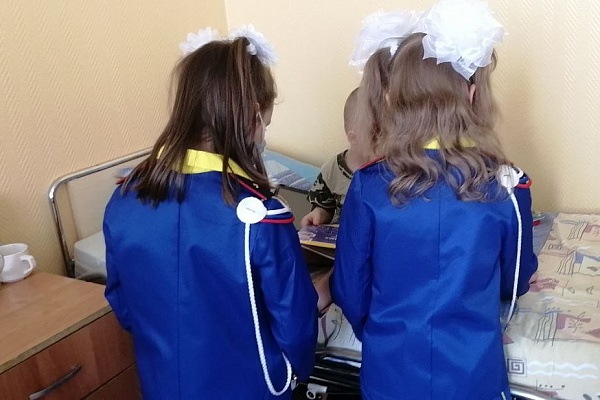 Сотрудники ГАИ и юные инспекторы дорожного движения навестили в больнице ребёнка, которого сбил электросамокат