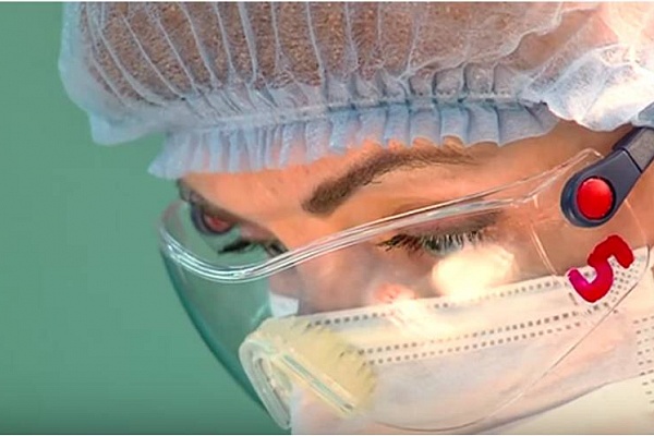 В операционной с врачами работают сестры, чья работа, на первый взгляд, незаметная. Одна из них - Ирина Кичигина. На ее счету - не меньше пяти тысяч вмешательств...