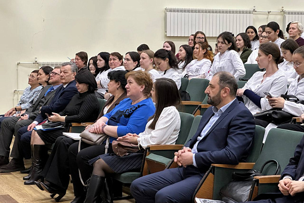 Сургутская травмбольница заявила о своей кадровой потребности на Ярмарке вакансий в Ханты-Мансийской медицинской академии