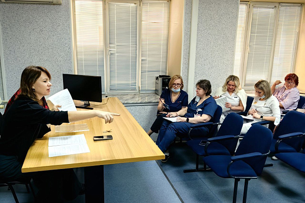 Как избежать профвыгорания и конфликтов на работе? В Сургутской травмбольнице прошла встреча коллектива с медицинскими психологами