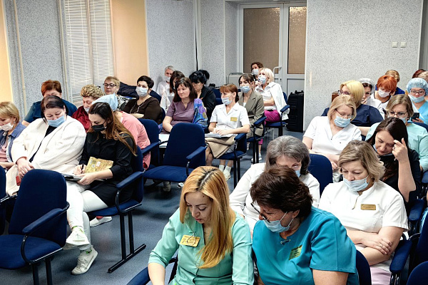 Как избежать профвыгорания и конфликтов на работе? В Сургутской травмбольнице прошла встреча коллектива с медицинскими психологами
