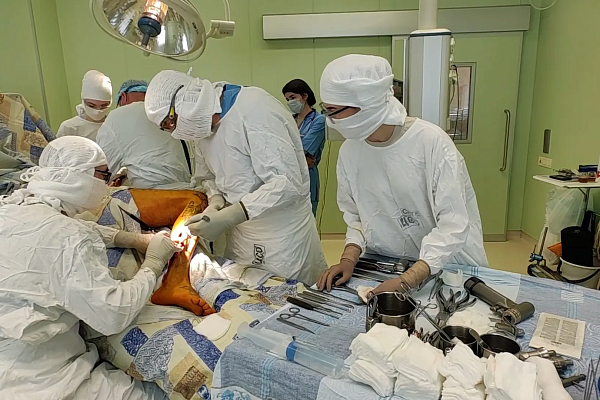 Сургутские травматологи-ортопеды восстановили бойцу СВО локтевую кость с помощью трансплантата на сосудистой ножке