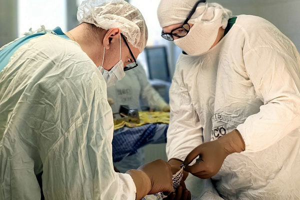 В Сургутской травмбольнице пациенту успешно провели этапное лечение тяжелой травмы нижней конечности после падения полуторатонной конструкции 