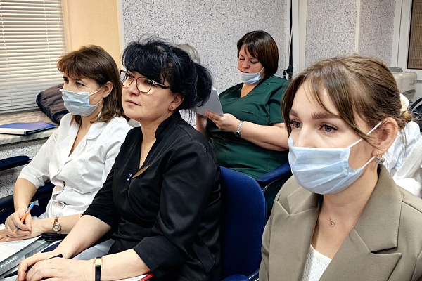 Как избежать профвыгорания и конфликтов на работе? В Сургутской травмбольнице прошла встреча коллектива с медицинскими психологами