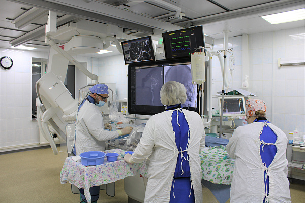 В Сургутской травмбольнице впервые применили уникальный и технический сложный трансорбитальный доступ для устранения опасной сосудистой аномалии