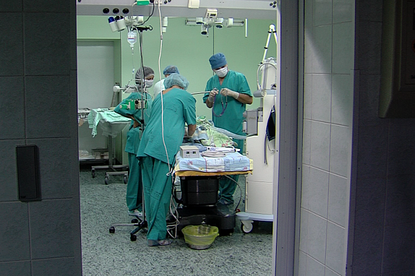 В операционной с врачами работают сестры, чья работа, на первый взгляд, незаметная. Одна из них - Ирина Кичигина. На ее счету - не меньше пяти тысяч вмешательств...